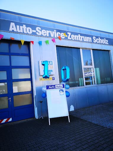 Werkstatteingang mit Jubiläumsdekoration